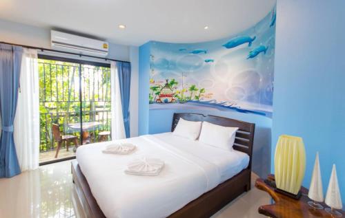 ein Schlafzimmer mit einem großen weißen Bett und einem Fenster in der Unterkunft Krabi Lighthouse @ Aonang in Ao Nang Beach