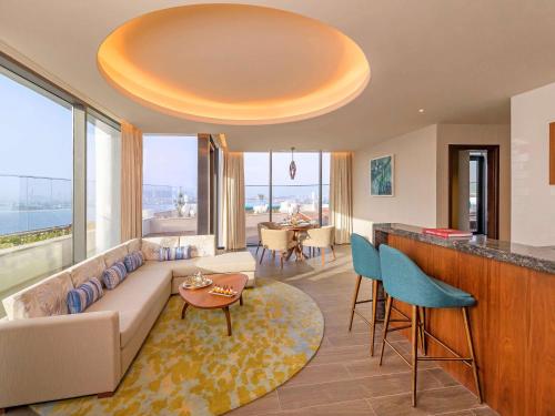 Posezení v ubytování The Retreat Palm Dubai MGallery by Sofitel