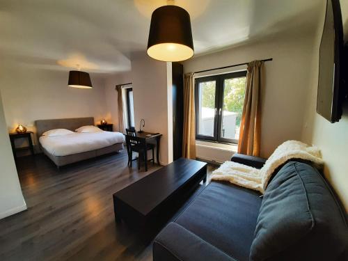 
Ein Bett oder Betten in einem Zimmer der Unterkunft Hôtel Restaurant Lamy

