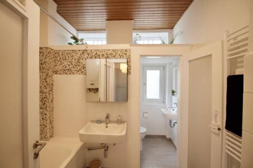 Ένα μπάνιο στο Fantastic Apartment in Enchanting Neighbourhood