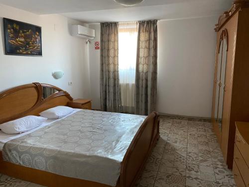 - une chambre avec un lit et une fenêtre dans l'établissement Motel Valentina, à Ion Roată