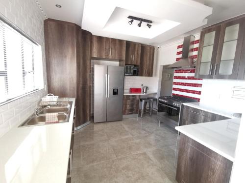 Η κουζίνα ή μικρή κουζίνα στο Lucolo Palace B&B - East London