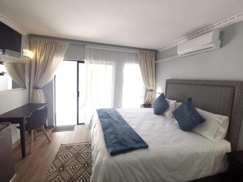 Postel nebo postele na pokoji v ubytování Lucolo Palace B&B - East London