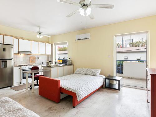 1 Schlafzimmer mit einem Bett und einer Küche in der Unterkunft Homely Apartment in Piraeus with Balcony in Athen