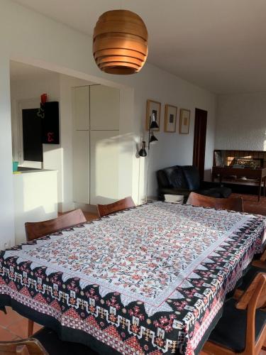 - une table avec une couette dans le salon dans l'établissement Calonne 14, à Carignan