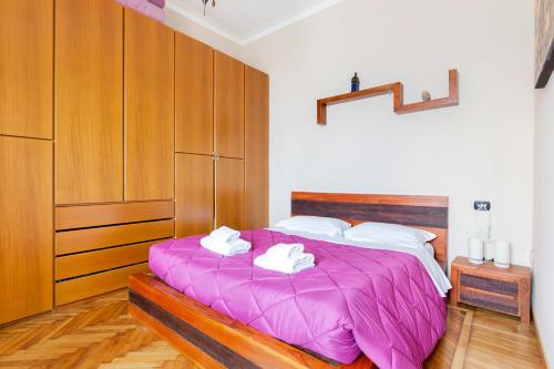 米蘭的住宿－Gambara Cosy Apartment，一间卧室配有粉红色的床和2条毛巾