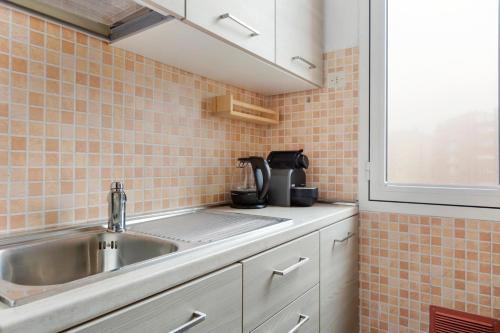米蘭的住宿－Gambara Cosy Apartment，一个带水槽和窗户的小厨房