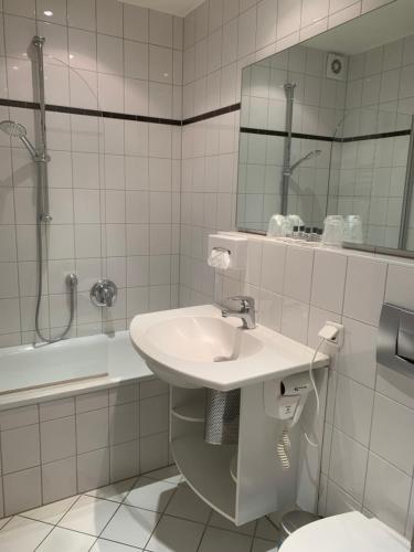 Et badeværelse på Hotel Mondial Comfort - Frankfurt City Centre