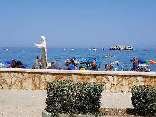 Gallery image of Casa tranquilla e luminosa con terrazzo a due passi dal mare in Brolo