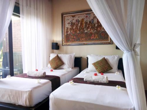 佩母得蘭的住宿－薩里別墅酒店，配有窗帘的酒店客房内的两张床