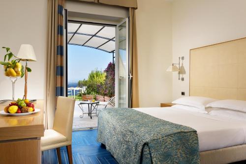 En eller flere senge i et værelse på Hotel Raito Wellness & SPA