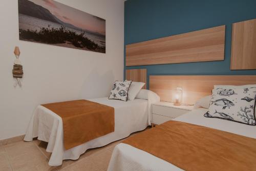 una habitación de hotel con 2 camas en una habitación en La Pardela Experience Apartamentos en Caleta de Sebo
