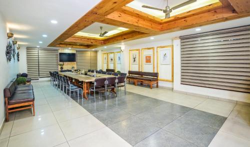 a conference room with a long table and chairs at Mayur Hotel Bar And Restaurant in Solan