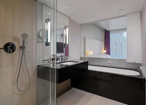 Ванна кімната в Radisson Blu Hotel Leipzig
