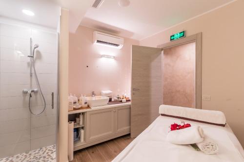 ein Badezimmer mit einem Bett, einer Dusche und einem Waschbecken in der Unterkunft Family Resort del Mar in Pula