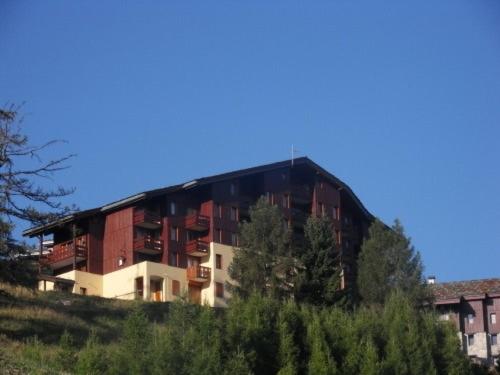 un grand bâtiment au sommet d'une colline dans l'établissement appartement F2, à La Plagne Tarentaise