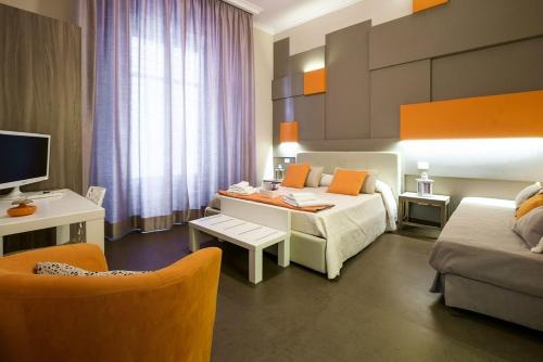 pokój hotelowy z łóżkiem, stołem i krzesłami w obiekcie GRAN CANCELLIERE Apartment with Parking w mieście Palermo