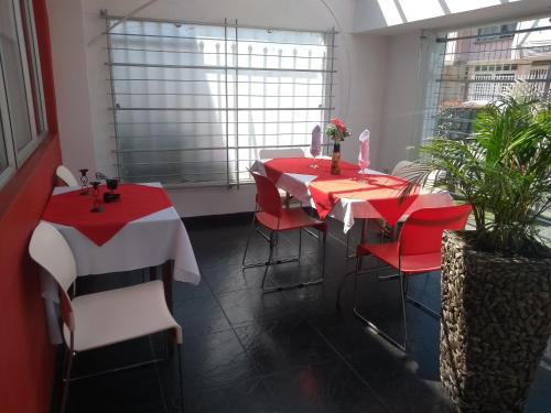Un restaurante u otro lugar para comer en Hotel TuKasa Inn