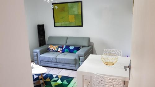 Jolie appartement moderne à Roanne في روان: غرفة معيشة مع أريكة وطاولة
