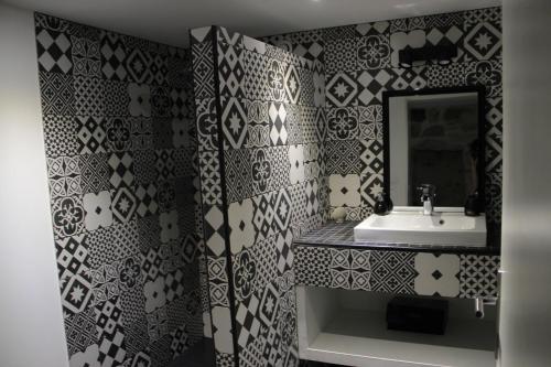 une salle de bain avec un lavabo et un miroir dans l'établissement Le Mas Bellane, à Salettes