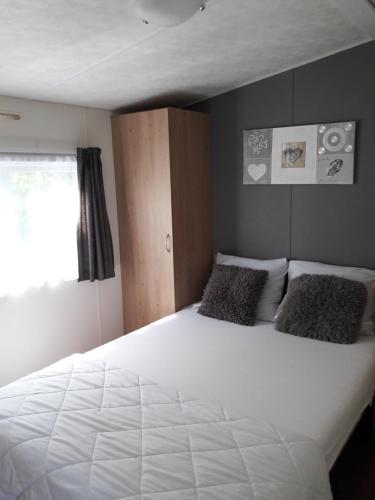 Кровать или кровати в номере Chalet van Minicamping De Braamhof