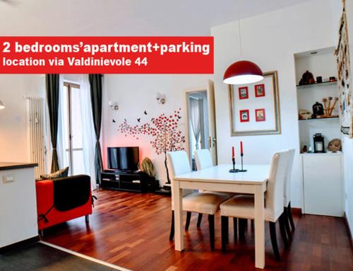 a dining room with a table and chairs in a room at Airport Suites in Florence with FREE parking in Florence
