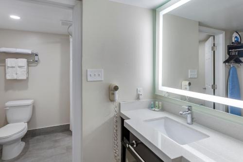 Kamar mandi di Quality Inn & Suites Goodyear - Phoenix West