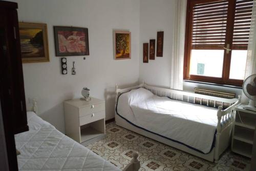 a bedroom with two beds and a cat in it at MONTEROSSO...A DUE PASSI DAL MARE in Monterosso al Mare