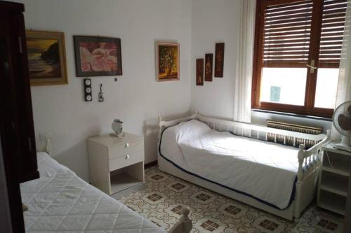 sypialnia z dwoma łóżkami i kotem w obiekcie MONTEROSSO...A DUE PASSI DAL MARE w mieście Monterosso al Mare