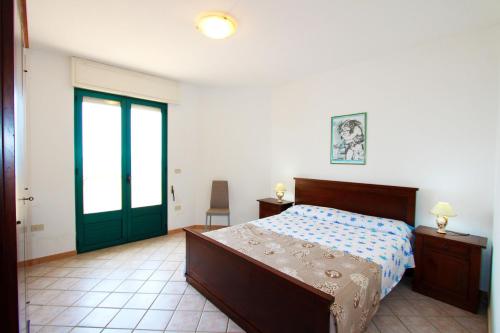 トッレ・パリにあるBeach Apartment in Pugliaのベッドルーム1室(ベッド1台付)、緑のドア