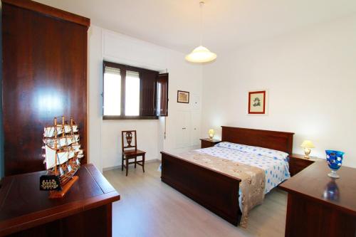 una camera con letto, tavolo e sedie di Beach house in Puglia a Torre Pali