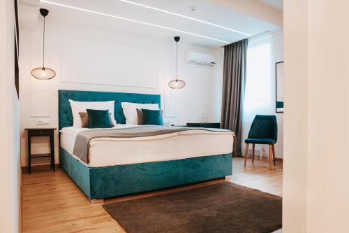 - une chambre avec un grand lit et une tête de lit verte dans l'établissement Boutique Hotel Nea, à Brčko