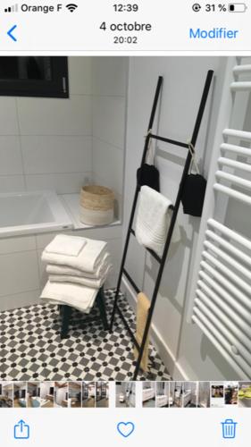 La salle de bains est pourvue d'un sèche-serviettes. dans l'établissement Villa Framboise, à Lège-Cap-Ferret