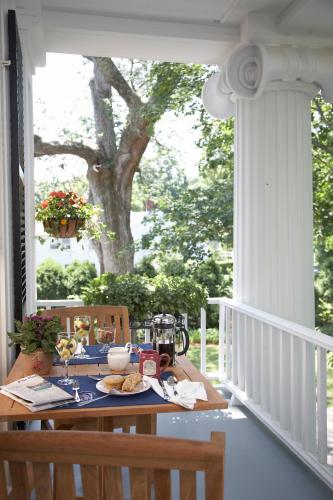 Κήπος έξω από το The Inn at Cape Cod