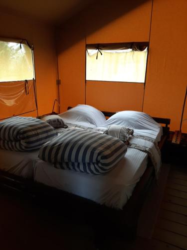 Tempat tidur dalam kamar di Glamping tent Romala