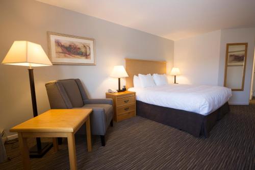 Katil atau katil-katil dalam bilik di Tower Inn & Suites