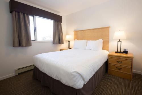 Katil atau katil-katil dalam bilik di Tower Inn & Suites