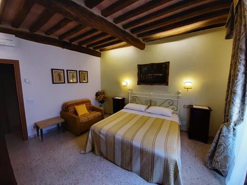 a hotel room with a bed and a tv at B&B Il Vecchietta in Castiglione dʼOrcia