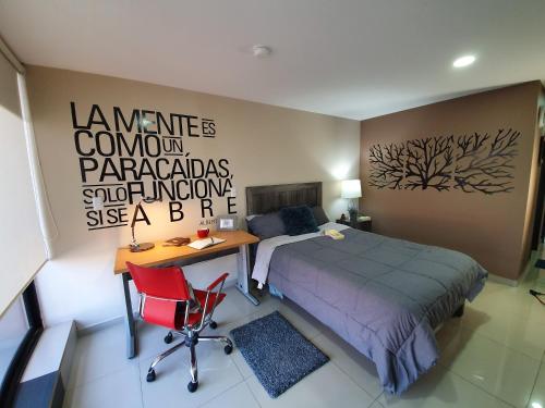 um quarto com uma cama e uma secretária. em S10 DE CASONA TRES SUITES PREMIUM INCREÍBLES ITESM CEM S10 em Cidade do México