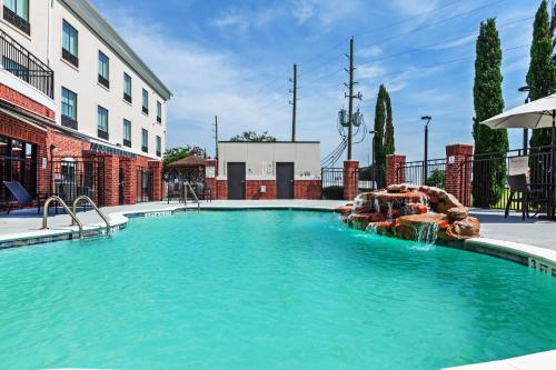 duży basen ze zjeżdżalnią wodną w obiekcie Holiday Inn Express Sealy, an IHG Hotel w mieście Sealy