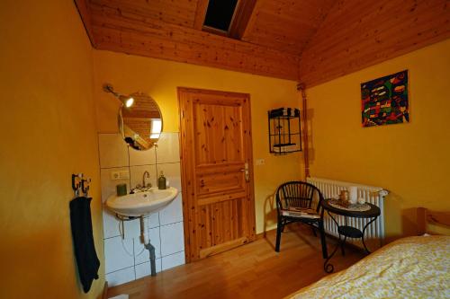 een badkamer met een wastafel en een wastafel bij B&B Berkel in old farmhouse in Bockholtz