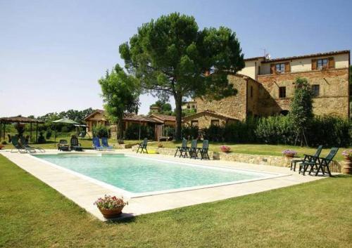 uma piscina no quintal de uma casa em La Villa em Lucignano