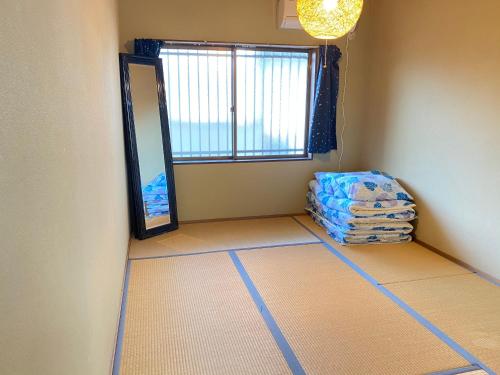 a room with a mirror and a bed and a window at kASUMI-an4 in Kumamoto