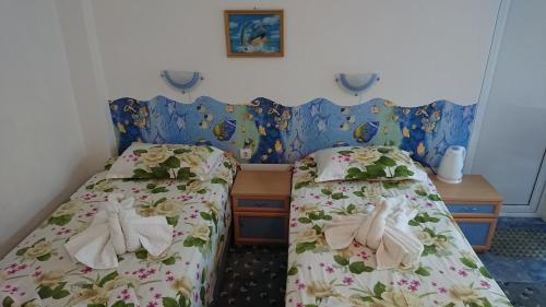 two beds sitting next to each other in a room at Sianie Guest House in Ravda