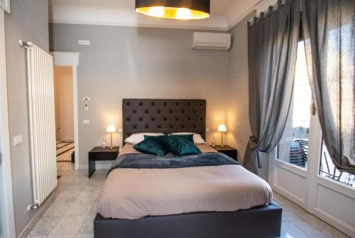 een slaapkamer met een groot bed met blauwe kussens bij Compasso Suites in Viterbo