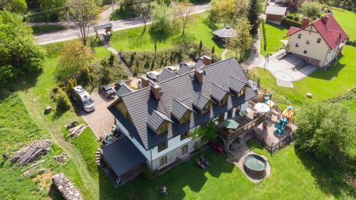 an overhead view of a large house with a yard at Mileżówka - Noclegi&SPA in Ustroń
