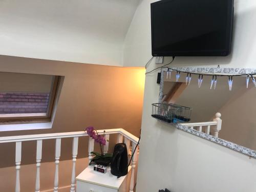 Televisyen dan/atau pusat hiburan di Lyndon B&B