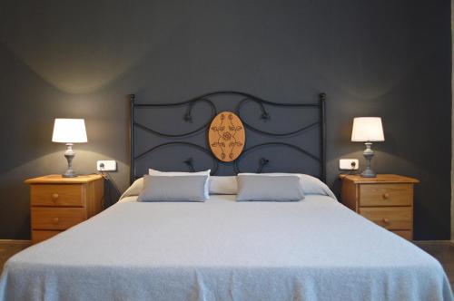 A bed or beds in a room at Masoveria la Roca