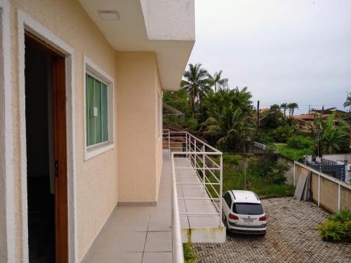 カラグアタトゥーバにあるMassaguaçu Cocanha "150 mts Praia "の建物のバルコニーに駐車した車