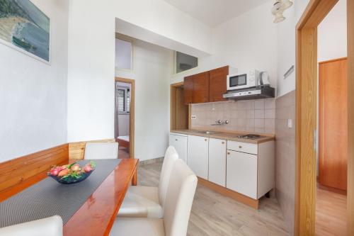 Kuchyňa alebo kuchynka v ubytovaní Apartment A8 Igrane
